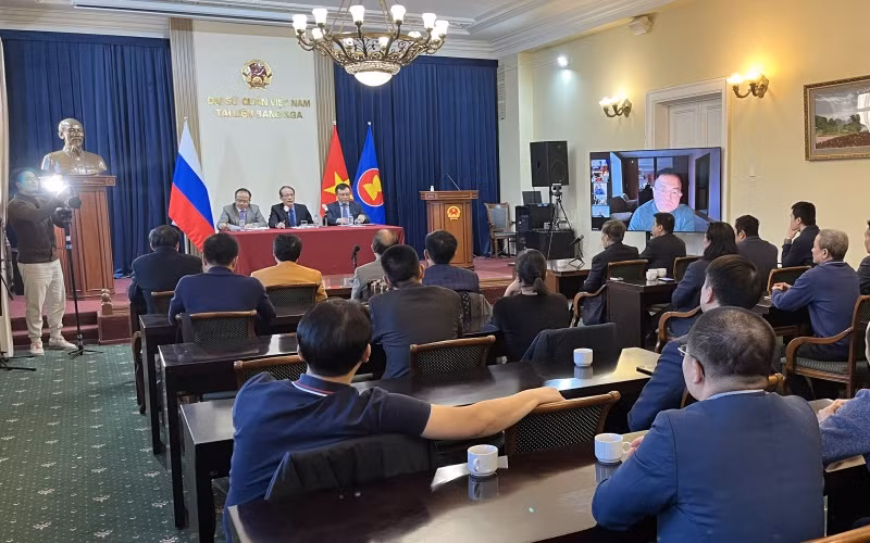 Đại sứ quán Việt Nam tại Nga hỗ trợ cộng đồng sở tại và sơ tán người Việt tại Ukraine -0