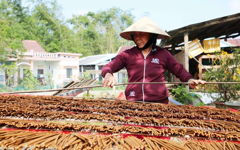 Những ngày trời nắng đẹp, thời gian phơi hương khoảng bốn tiếng. Người dân vừa canh thời gian vừa trở các mặt hương cho đều nhau. A2_6-1611626724203.jpg