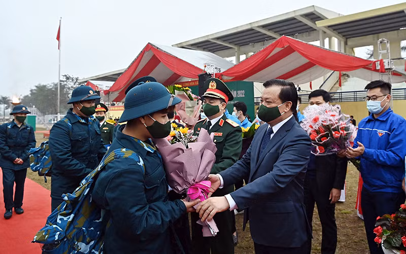 Lãnh đạo thành phố Hà Nội tặng hoa, động viên tân binh tại huyện Đông Anh trước giờ lên đường nhập ngũ. (Ảnh ĐĂNG ANH) 