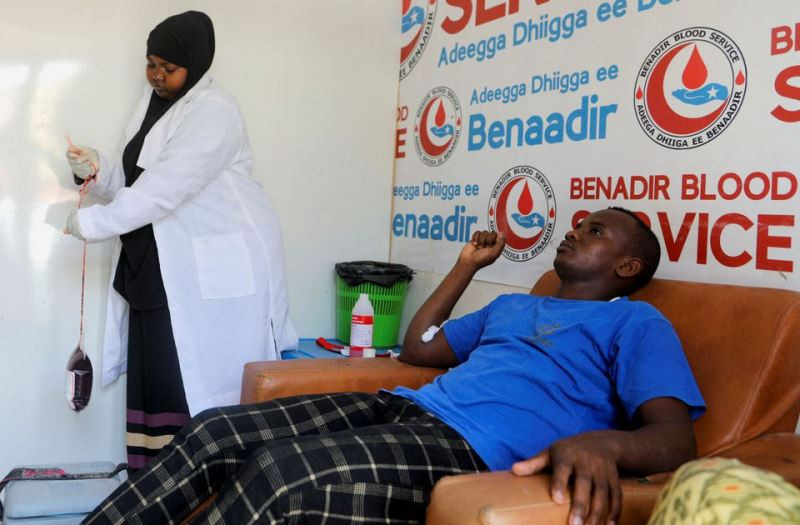 Anh Mohamed Abdi Hussein hiến 1 đơn vị máu tại ngân hàng máu Benadir, Mogadishu, Somalia, ngày 7/2/2022. (Ảnh: REUTERS) Câu chuyện về ngân hàng máu công cộng duy nhất ở Somali -0