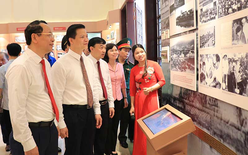 Các đồng chí lãnh đạo tỉnh Bắc Ninh thăm Nhà trưng bày thân thế, sự nghiệp đồng chí Hoàng Quốc Việt.