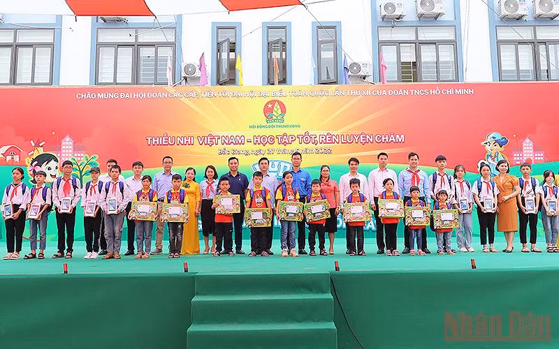 Đại diện lãnh đạo các đơn vị trao học bổng, máy tính bảng tặng học sinh hoàn cảnh khó khăn, vượt khó học tốt trên địa bàn tỉnh Bắc Giang. 