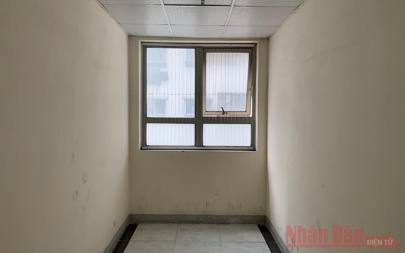 Cửa sổ hành lang mỗi tầng chung cư cũng tiềm ẩn nguy cơ mất an toàn nếu không có các biện pháp phòng ngừa. Khuyến cáo về an toàn ban công tránh tai nạn cho trẻ nhỏ -0