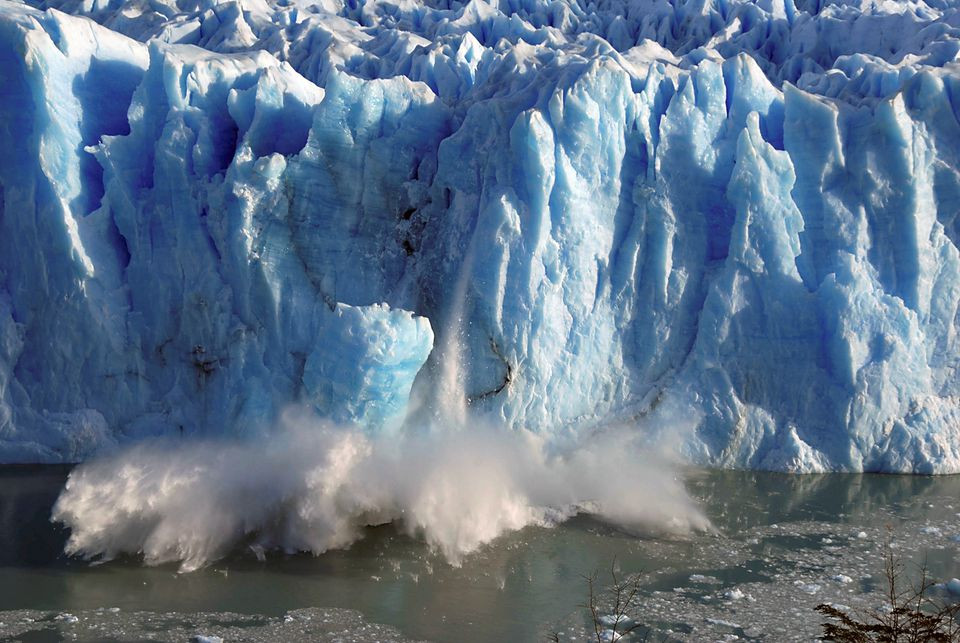 Những mảnh băng bong ra từ mặt sông băng Perito Moreno, miền nam Argentina. Ảnh: Reuters. Liên hợp quốc cảnh báo về “vực thẳm” khí hậu -0
