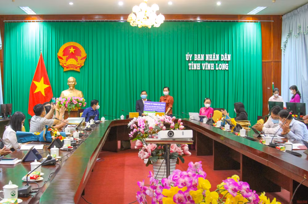 Lãnh đạo Công ty Công ty TNHH DE HEUS trao tặng 500 máy tính bảng cho lãnh đạo Sở Giáo dục và Đào tạo tỉnh Vĩnh Long vào chiều 24/9. (Ảnh: Bá Dũng).