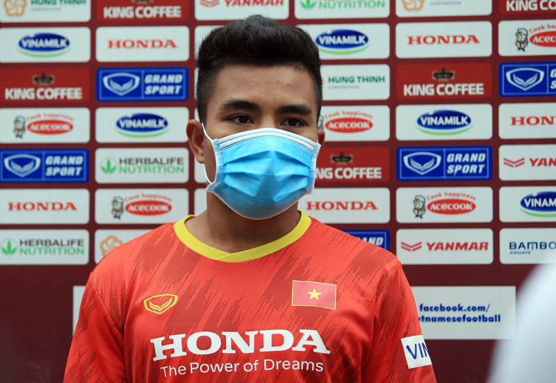 Tiền đạo Hồ Thanh Minh trả lời phỏng vấn trước buổi tập. (Ảnh: VFF)