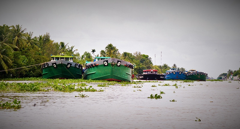 Nhiều phương tiện neo đậu chờ thông luồng. Sớm khắc phục sự cố xà-lan cát bị chìm trên kênh Xáng Xà No -0