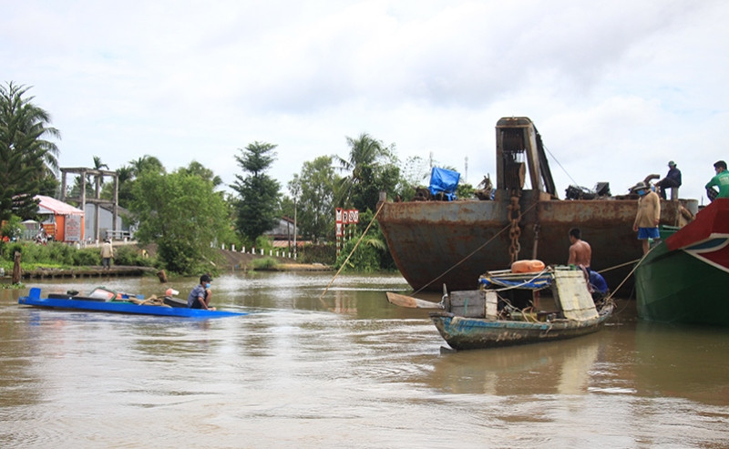 Đơn vị thi công đang khắc phục sự cố. Sớm khắc phục sự cố xà-lan cát bị chìm trên kênh Xáng Xà No -0