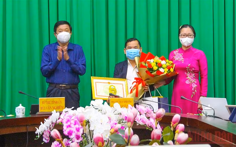 Tặng 500 máy tính bảng cho học sinh khó khăn ở Vĩnh Long -0