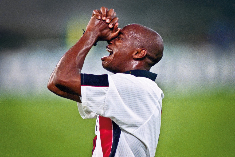 Ian Wright tiếc nuối khi tiếng còi mãn cuộc vang lên, kết thúc trận đấu giữa Italia và Anh trong khuôn khổ vòng loại World Cup 1998 vào tháng 10/1997 tại Rome. Wright đã sút trúng cột dọc ở phút cuối cùng trận đấu sau khi lừa qua thủ môn Angelo Peruzzi. Nhưng trận hòa không bàn thắng này cũng giúp đội bóng của huấn luyện viên Glenn Hoddle vượt qua Italia để giành một suất chính thức của bảng đấu dự vòng chung kết World Cup năm sau tại Pháp. (Ảnh: The Guardian) Những khoảnh khắc đáng nhớ trong lịch sử đối đầu Italia - Anh -0