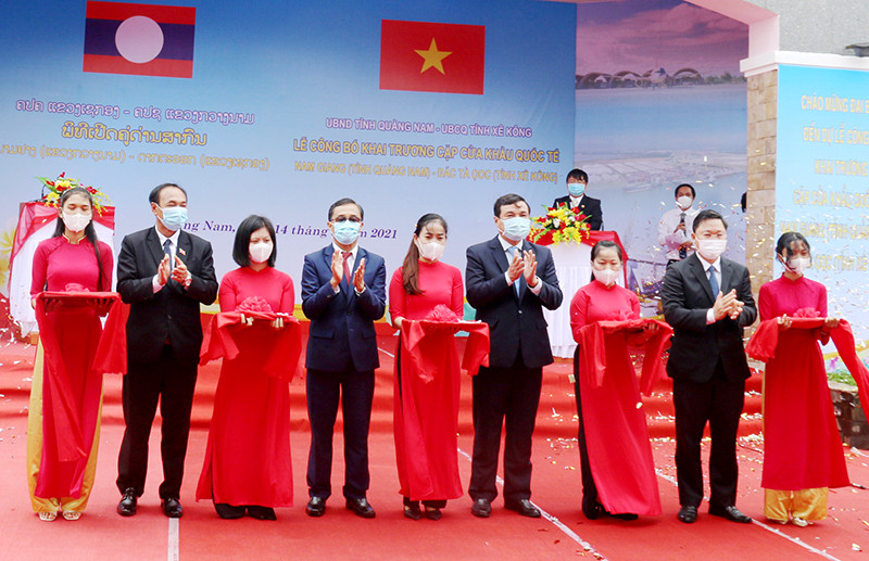Lãnh đạo hai tỉnh Quảng Nam (Việt Nam) và Sê Kông (Lào) cắt băng khai trương cặp Cửa khẩu quốc tế Nam Giang-Đắc Tà Oọc. Ảnh: TẤN NGUYÊN Quảng Nam phấn đấu trở thành tỉnh phát triển khá của cả nước -0