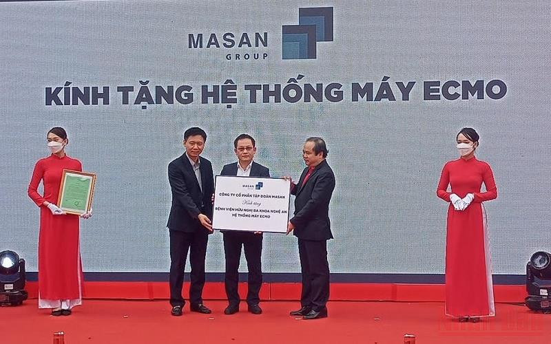 Tập đoàn Masan trao tặng máy thở ECMO dòng cao cấp. (Ảnh: THÀNH CHÂU) Khai mạc Tuần lễ cam, đặc sản Nghệ An và khánh thành Siêu thị Winmart Vinh -0