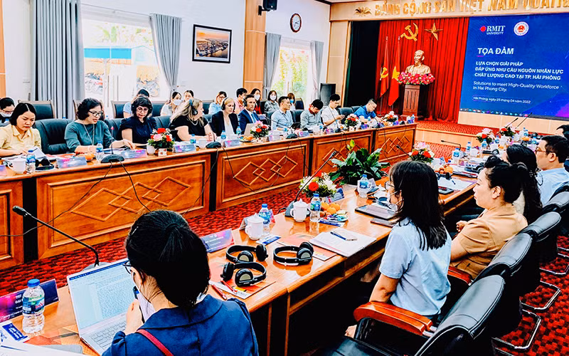 Quang cảnh tọa đàm “Lựa chọn giải pháp đáp ứng nhu cầu nguồn nhân lực chất lượng cao tại thành phố Hải Phòng” tổ chức chiều 25/4.