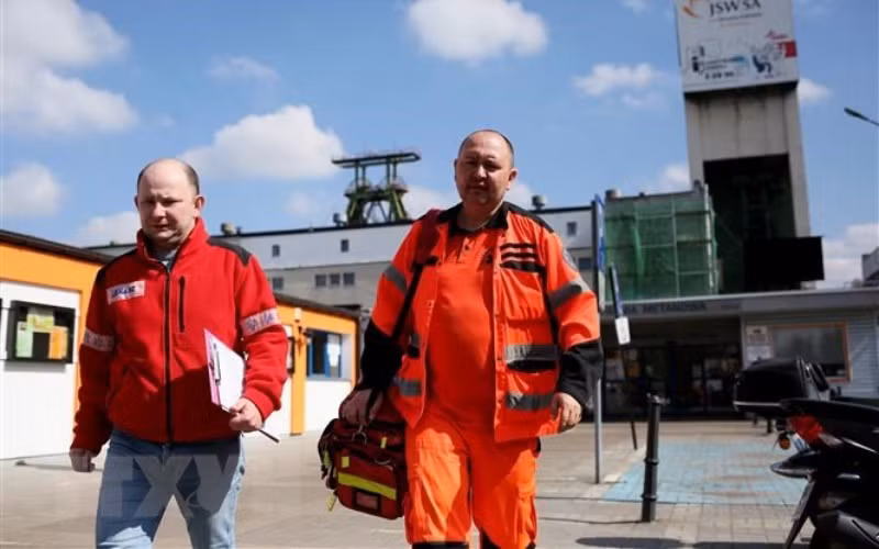 Lực lượng cứu hộ tại mỏ than Zofiowka ở Jastrzebie-Zdroj, miền nam Ba Lan, ngày 23/4. (Ảnh: PAP/TTXVN)