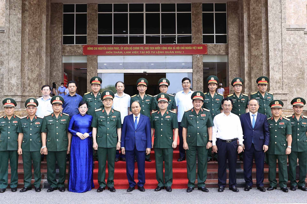 Chủ tịch nước Nguyễn Xuân Phúc chụp ảnh chung với lãnh đạo Bộ Tư lệnh Quân khu 1 và các đại biểu tham dự buổi làm việc. (Ảnh: TTXVN) Quân khu 1 chủ động nắm chắc, dự báo tình hình, hoàn thành tốt mọi nhiệm vụ được giao -0