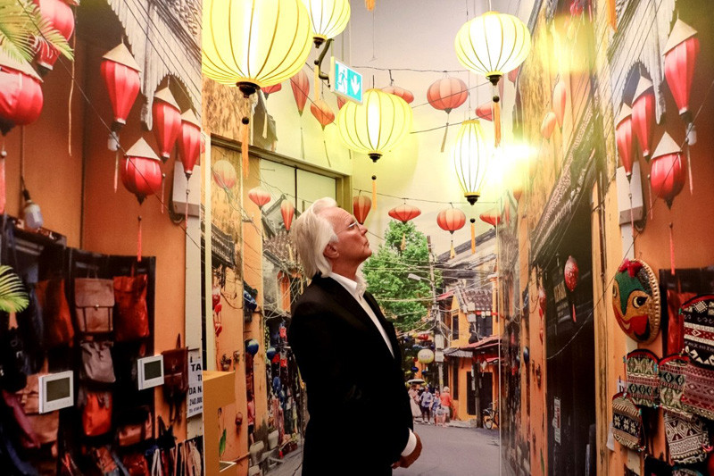 Tổng đại diện Mỹ Robert Clark tại EXPO 2020 tại một góc “check-in” được ưa thích trong Nhà Triển lãm Việt Nam. (Ảnh: BTC Nhà Triển lãm Việt Nam) Nhà Triển lãm Việt Nam “lên sóng” chương trình về phát kiến mới của CNN -0