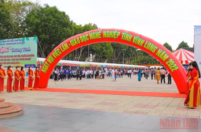 Ngày hội việc làm thu hút đông đảo người tham gia từ rất sớm. 