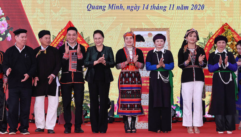 Chủ tich Quốc hội Nguyễn Thị Kim Ngân tặng quà nhân dân các dân tộc xã Quang Minh, huyện Văn Yên, tỉnh Yên Bái. Chủ tịch Quốc hội Nguyễn Thị Kim Ngân dự Ngày hội đại đoàn kết toàn dân tại xã Quang Minh, tỉnh Yên Bái -0
