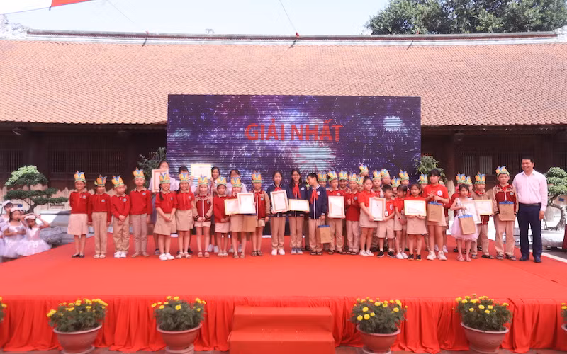 Ban Tổ chức trao giải cho các em có nhiều sáng kiến, sáng tạo trong sáng tác về thầy giáo Chu Văn An.