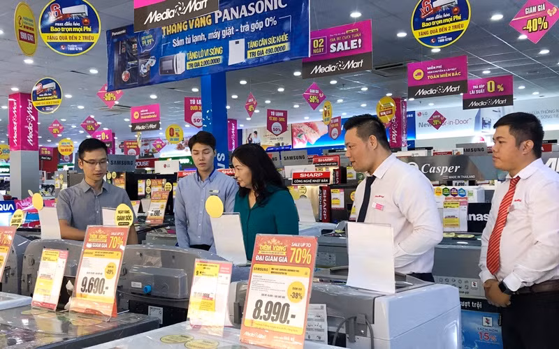 Đoàn công tác của Sở Công thương kiểm tra việc triển khai Tháng Khuyến mại Hà Nội.