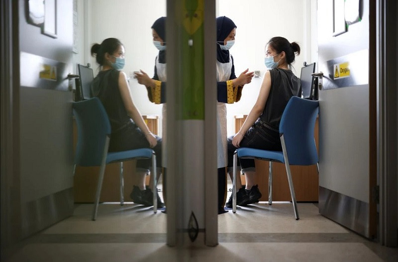 Tiêm vaccine Pfizer BioNTech tại Bệnh viện Trung tâm Middlesex ở London, Anh, ngày 1/8/2021. (Ảnh: Reuters) Tỷ lệ tiêm ngừa Covid-19 cao, nhiều nước dần trở lại trạng thái bình thường -0
