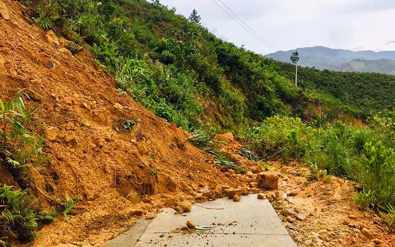 Sạt lở núi trên tuyến đường trung tâm xã vào thôn Đắk Lang, xã Sơn Dung. 