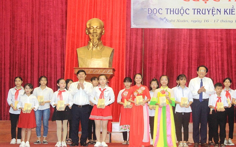 Lãnh đạo huyện Nghi Xuân trao giải cho các thí sinh đạt giải tại cuộc thi “Đọc thuộc Truyện Kiều” lần thứ nhất năm 2019. Học Truyện Kiều trên đất Nghi Xuân -0
