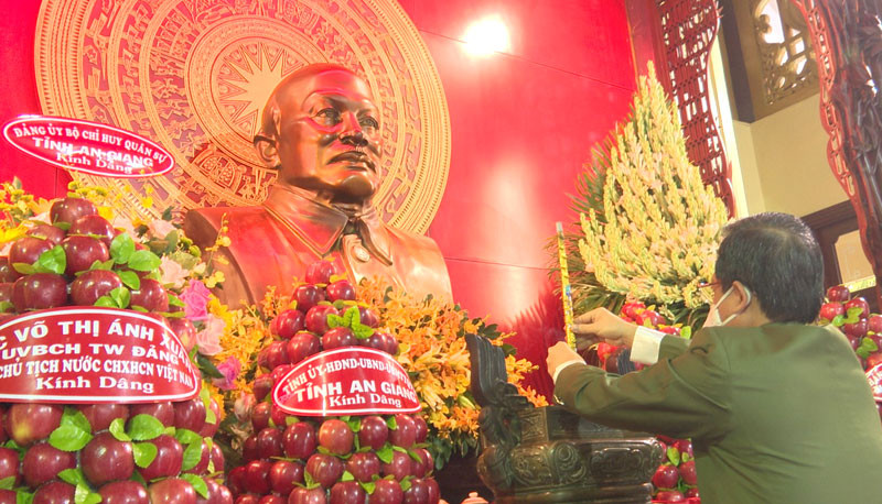 Dâng hương tại Khu lưu niệm Chủ tịch Tôn Đức Thắng, ở xã Mỹ Hòa Hưng, TP Long Xuyên, tỉnh An Giang.