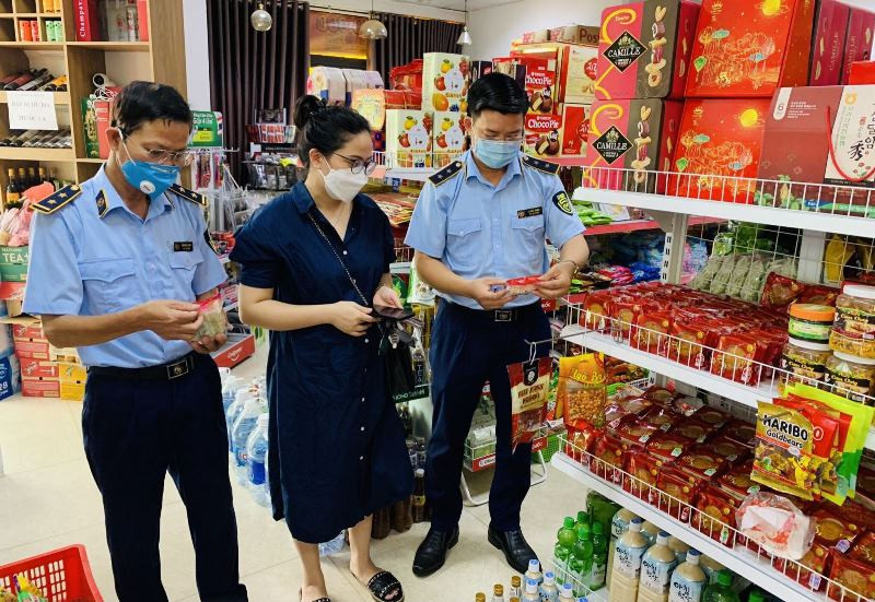 Lực lượng quản lý thị trường ra quân kiểm tra thị trường bánh trung thu. Chợ online sôi động trước mùa Trung thu 2021 -0