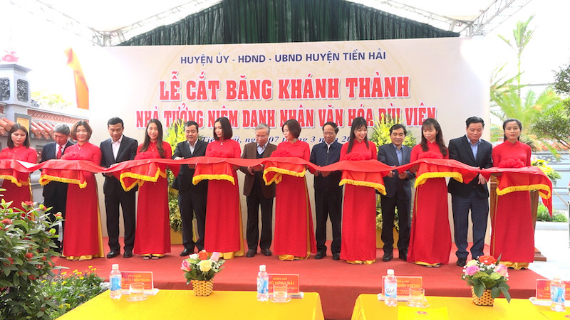 Các đại biểu thực hiện nghi thức cắt băng khánh thành.