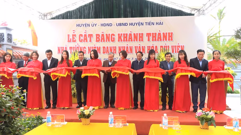 Các đại biểu thực hiện nghi thức cắt băng khánh thành.