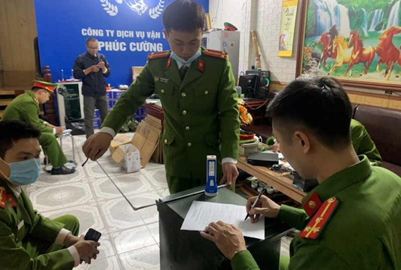 Cơ quan Công an khám xét tại trụ sở Công ty dịch vụ vận tải Phúc Cường ở TP Thái Bình, ngày 14-12. Tạm giữ các đối tượng để điều tra về hành vi ném gạch làm vỡ kính xe khách -0
