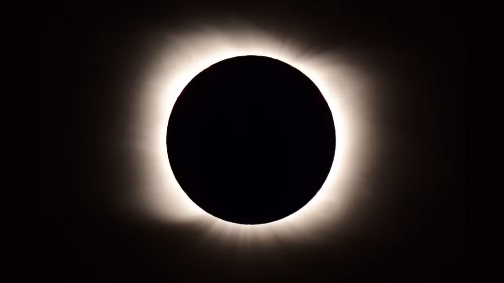 Những bức ảnh tuyệt đẹp về nhật thực toàn phần duy nhất trong năm -0