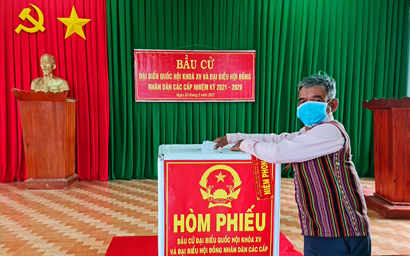 Già làng Điểu Rét gương mầu đi bầu cử. Cử tri cả nước nô nức đi bầu cử, thực hiện quyền công dân thiêng liêng -0