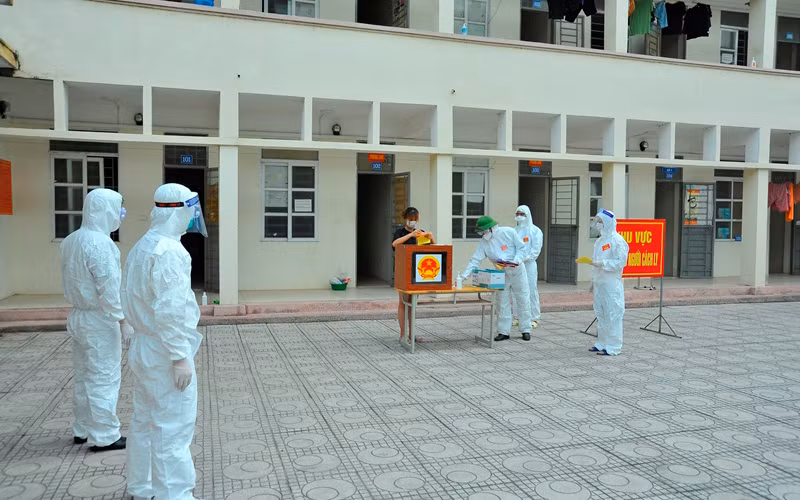 Cử tri thực hiện quyền bầu cử tại khu cách ly tập trung.