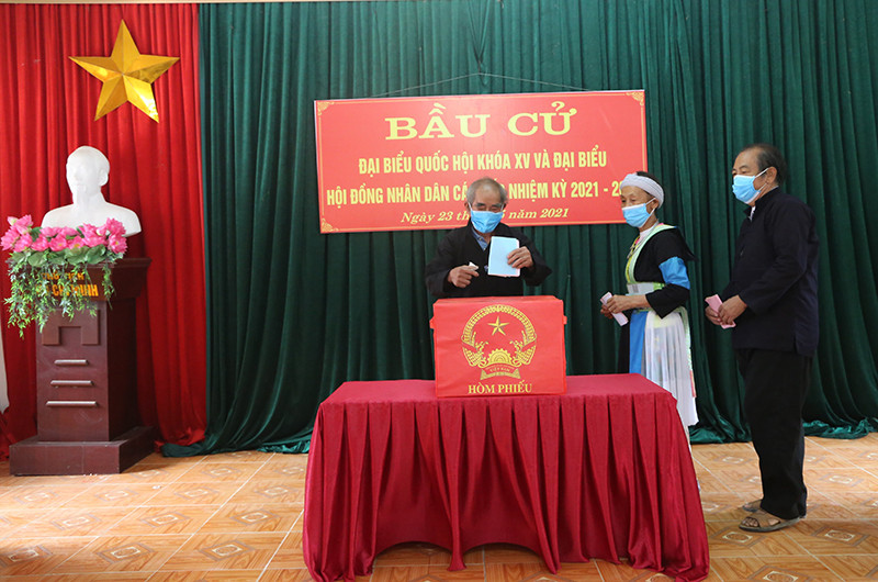 Cử tri thôn Đồng Luông, xã Quảng Chu, huyện Chợ Mới bỏ phiếu bầu cử. Cử tri cả nước nô nức đi bầu cử, thực hiện quyền công dân thiêng liêng -0