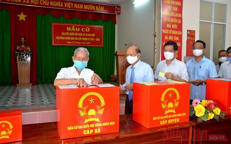 Ông Trần Hữu Bình, cử tri 97 tuổi thực hiện bỏ phiếu. Cử tri cả nước nô nức đi bầu cử, thực hiện quyền công dân thiêng liêng -0