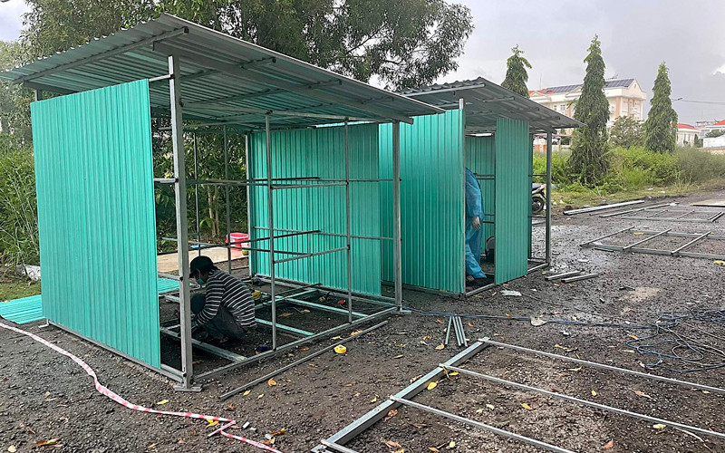 Cà Mau xúc tiến nhanh thêm các nhà vệ sinh dã chiến để lắp đặt tại các khu vực trường học làm nơi cách ly tập trung. Cà Mau trưng dụng hơn 300 trường học làm khu cách ly -0