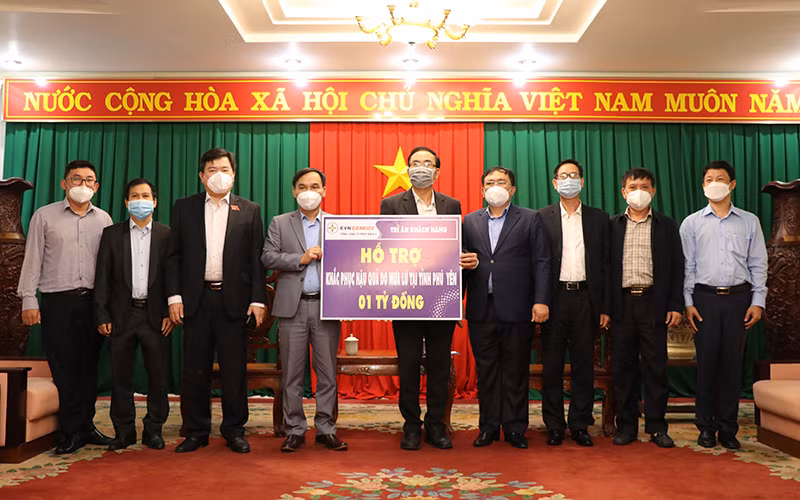 Lãnh đạo Tổng công ty Phát điện 2 trao kinh phí hỗ trợ Phú Yên khắc phục hậu quả lũ, lụt.