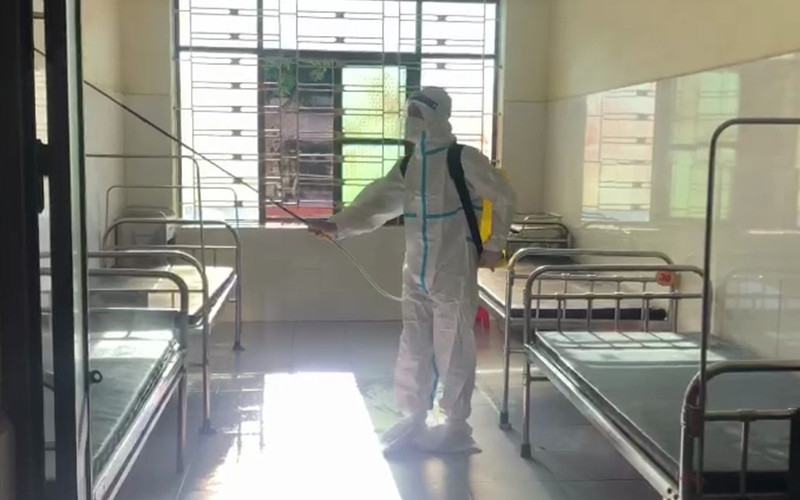 Phun khử khuẩn tại Bệnh viện Phục hồi chức năng tỉnh Thái Bình. Gần 1.000 ca F0 khỏi bệnh, Thái Bình dừng hoạt động một số bệnh viện dã chiến -0