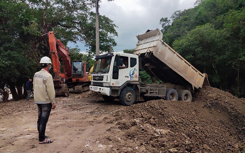 Đơn vị thi công đang khẩn trương khắc phục sự cố hư hỏng công trình đập đầu mối hệ thống thủy nông Đồng Cam. Hỗ trợ 1 tỷ đồng giúp Phú Yên khắc phục hậu quả lũ, lụt -0