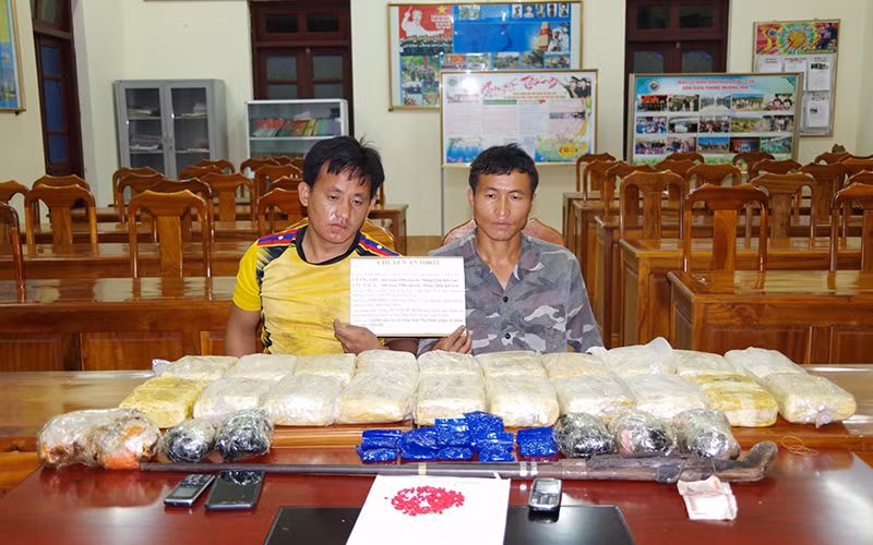 Hai đối tượng Bun Son, Lếch Vang và tang vật khi bị bắt.