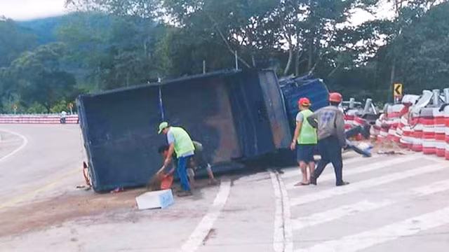 Thành viên Đội SOS đèo Lò Xo+ tham gia cứu hộ TNGT.