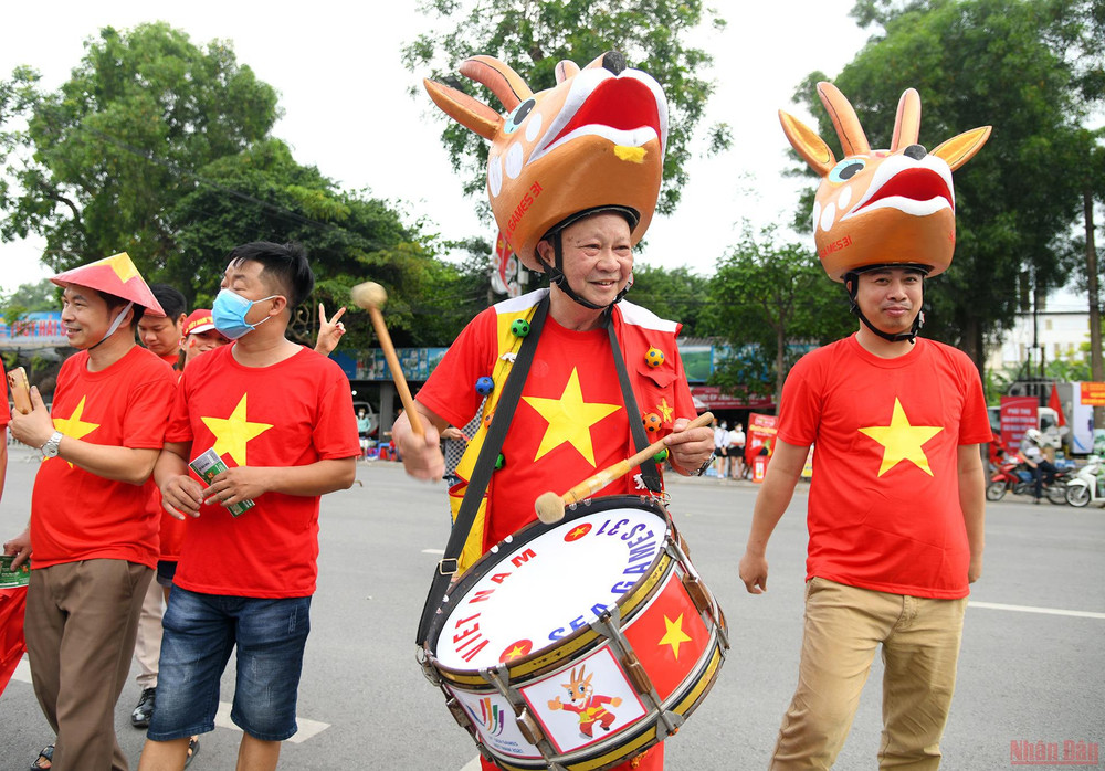 Ông Tuấn "trâu vàng" tự tin vào chiến thắng tiếp theo cho U23 Việt Nam. Vé “chợ đen” hạ nhiệt, cổ động viên tiếp tục nhuộm đỏ chảo lửa Việt Trì -0
