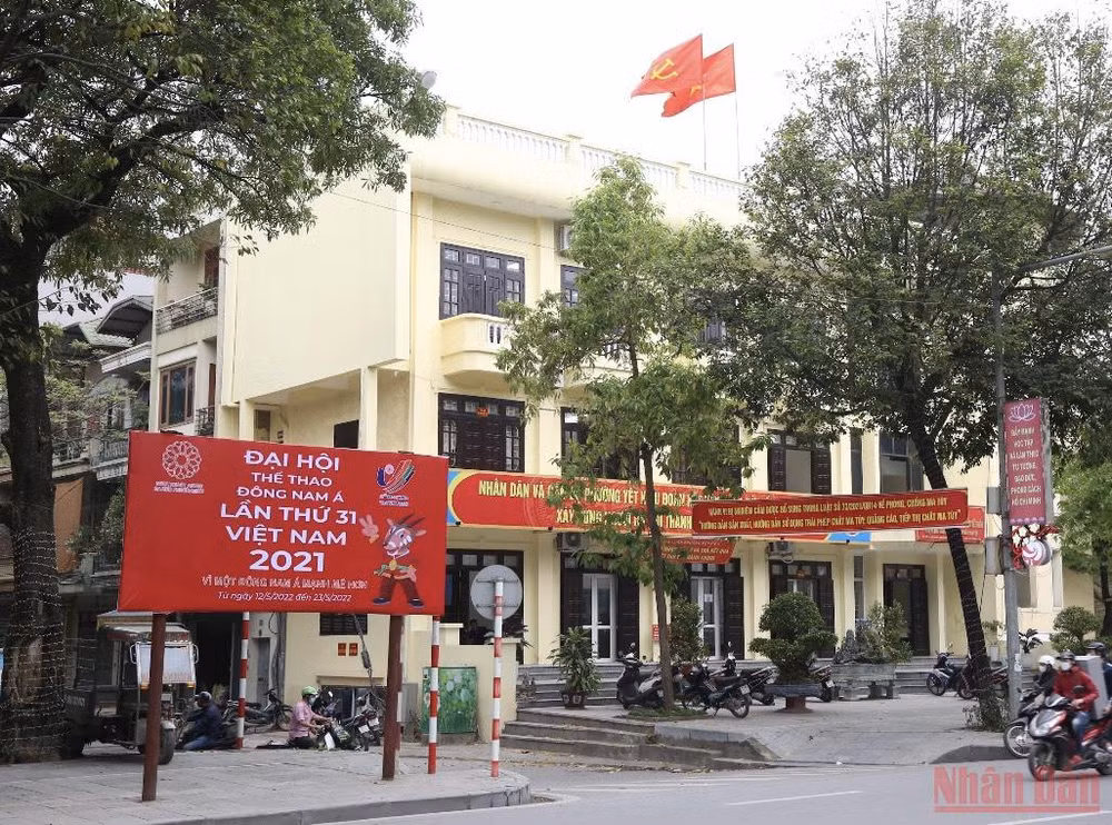 Đường phố Hà Nội được trang trí rực rỡ chào đón SEA Games 31.