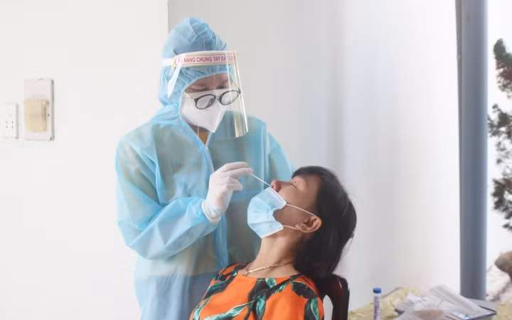 Ngành y tế khẩn trương lấy mẫu xét nghiệm để truy vết, ngăn chặn dịch lây lan.