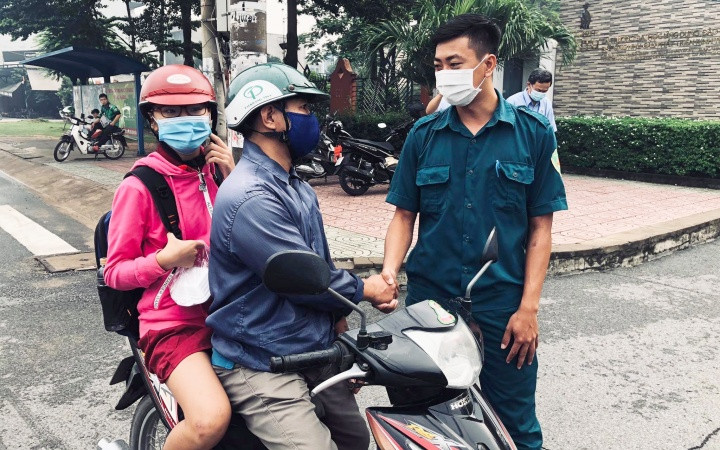 Phụ huynh đưa học sinh đến trường trong sáng 19-8. Xử lý nghiêm trường cho hơn 800 học sinh đi học mùa dịch -0