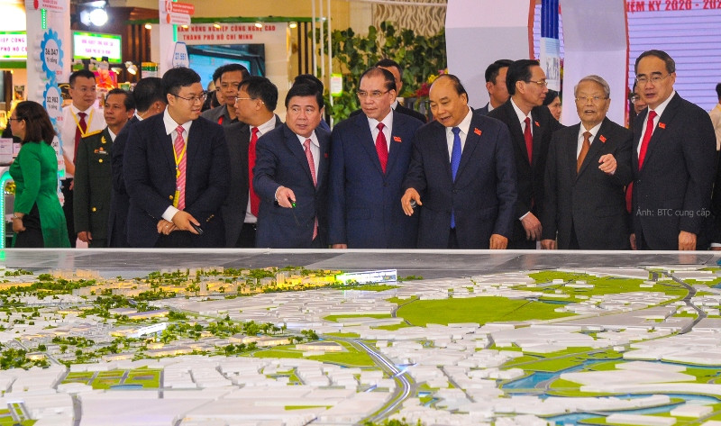 Thủ tướng Nguyễn Xuân Phúc tham quan triển lãm tại Đại hội. Khai mạc Đại hội đại biểu Đảng bộ TP Hồ Chí Minh lần thứ 11 -0