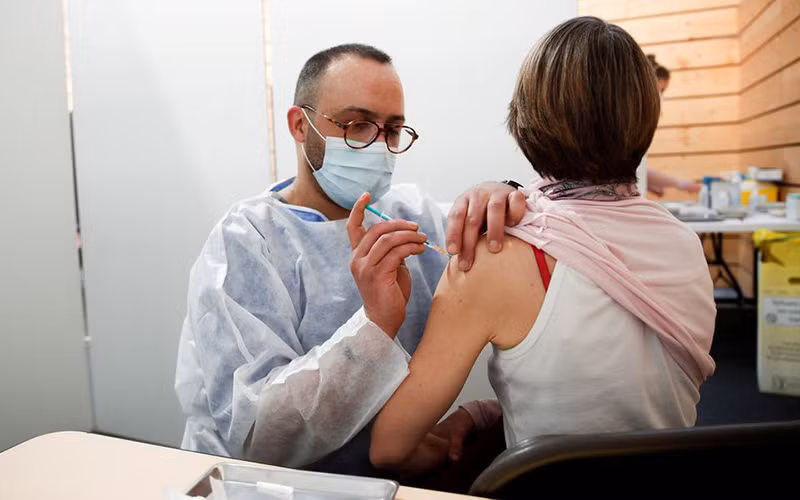 Tiêm vaccine ngừa Covid-19 cho người dân tại Pháp. (Ảnh: Reuters)
