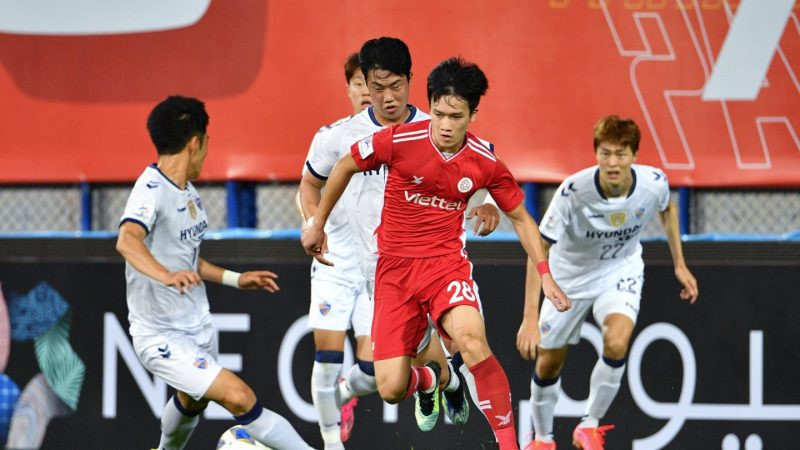 Hoàng Đức trong vòng vây của các cầu thủ BG Pathum United. (Ảnh: AFC) Cơ hội thử sức cho các cầu thủ trẻ Viettel -0